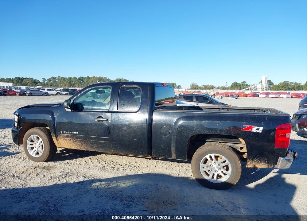 2011 CHEVROLET SILVERADO 1500 LT VIN: 1GCRKSE35BZ335561