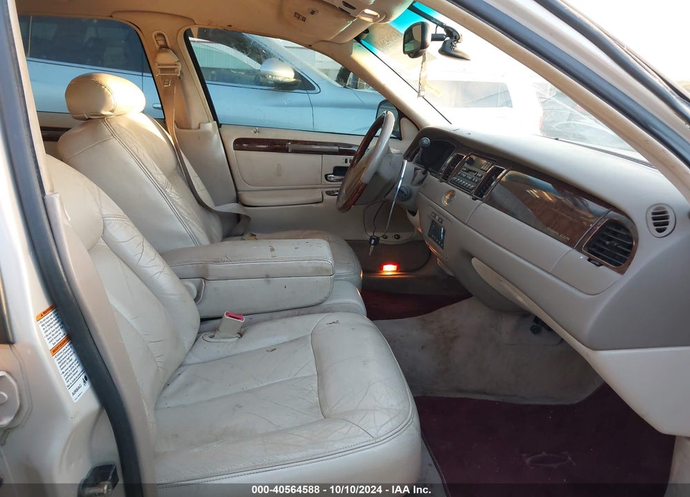 2000 LINCOLN TOWN CAR CARTIER VIN: 1LNHM83W1YY801339