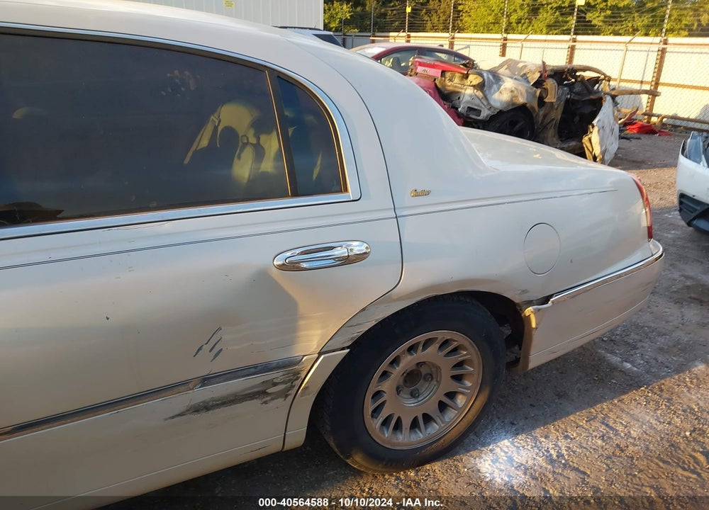 2000 LINCOLN TOWN CAR CARTIER VIN: 1LNHM83W1YY801339