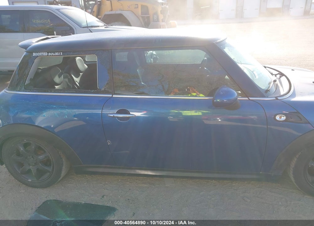 2008 MINI COOPER S VIN: WMWMF73568TT89122