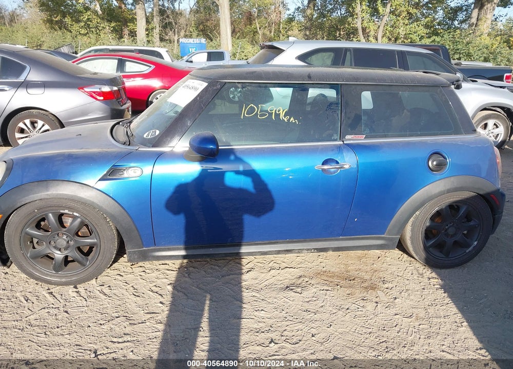 2008 MINI COOPER S VIN: WMWMF73568TT89122