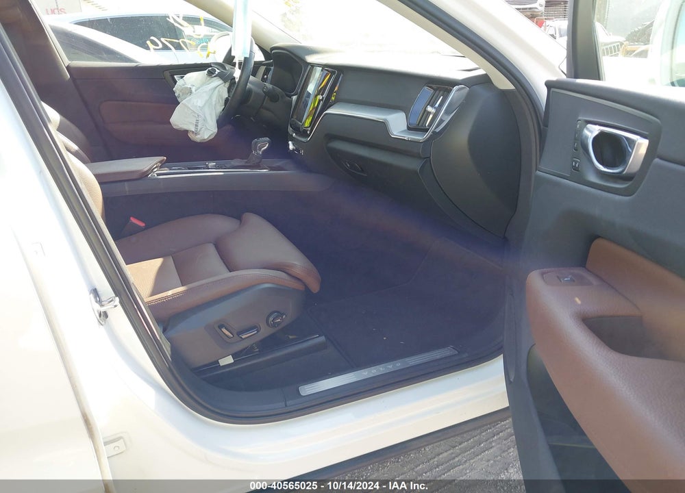 2019 VOLVO XC60 T5 MOMENTUM VIN: LYV102RK3KB315966