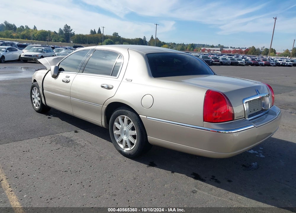 2009 LINCOLN TOWN CAR SIGNATURE LIMITED VIN: 2LNHM82V39X635688