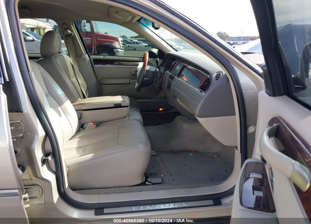 2009 LINCOLN TOWN CAR SIGNATURE LIMITED VIN: 2LNHM82V39X635688