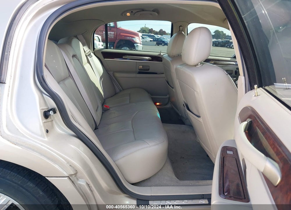 2009 LINCOLN TOWN CAR SIGNATURE LIMITED VIN: 2LNHM82V39X635688