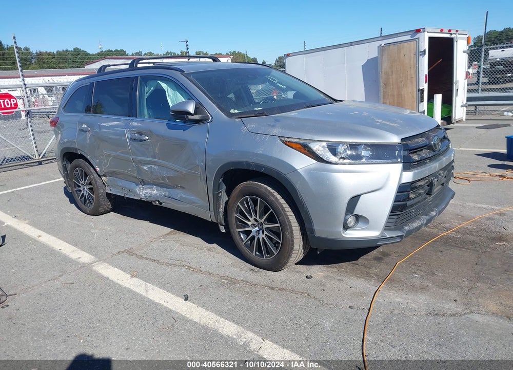 2017 TOYOTA HIGHLANDER SE VIN: 5TDJZRFH8HS453660