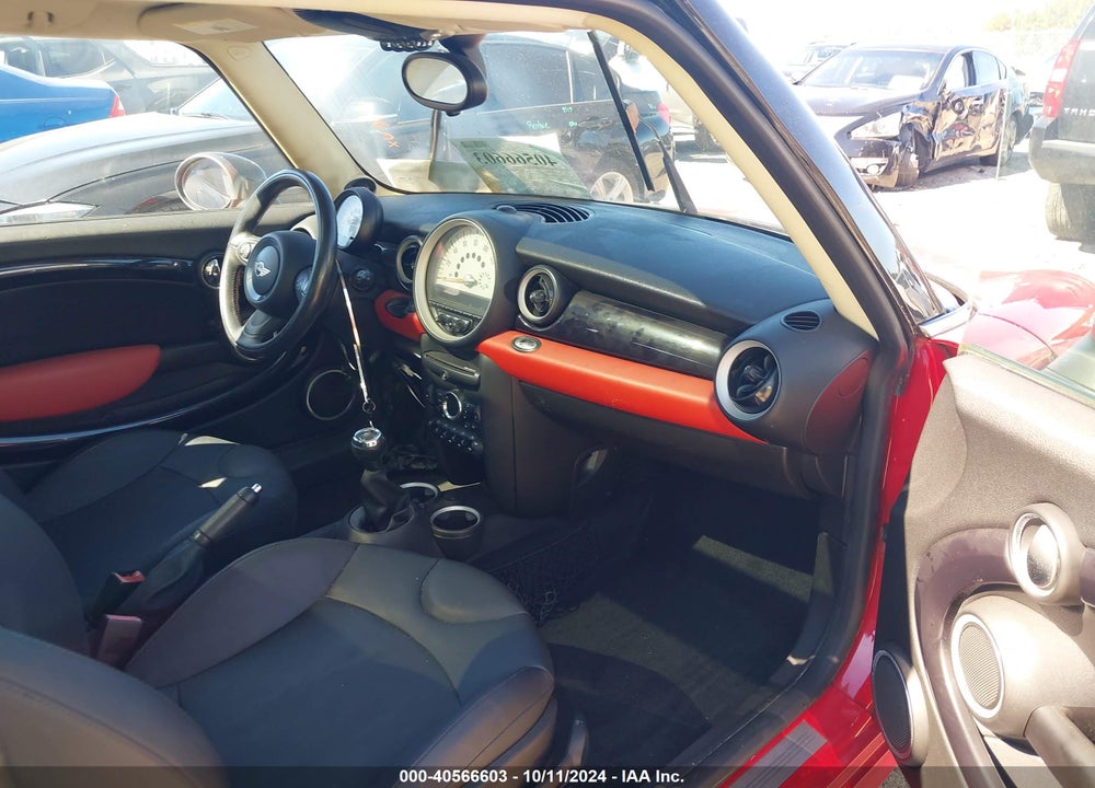 2011 MINI COOPER VIN: WMWSU3C55BT099032