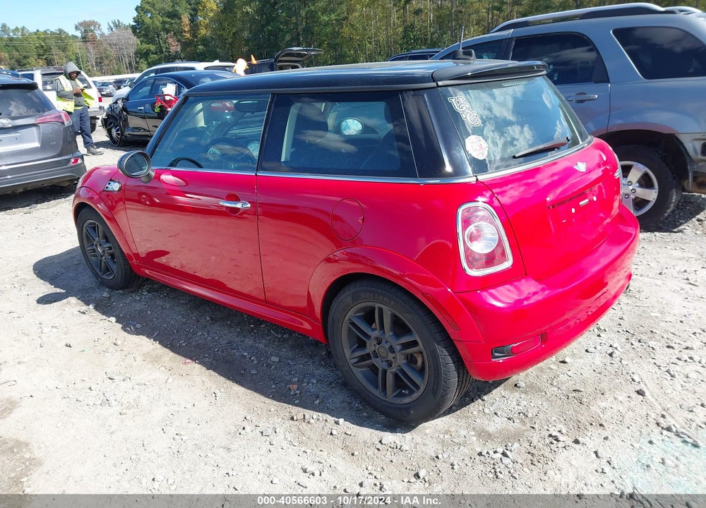 2011 MINI COOPER VIN: WMWSU3C55BT099032