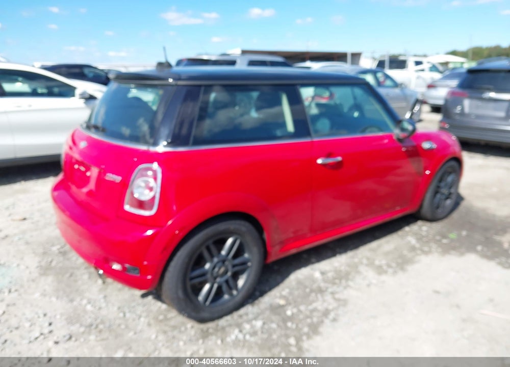 2011 MINI COOPER VIN: WMWSU3C55BT099032