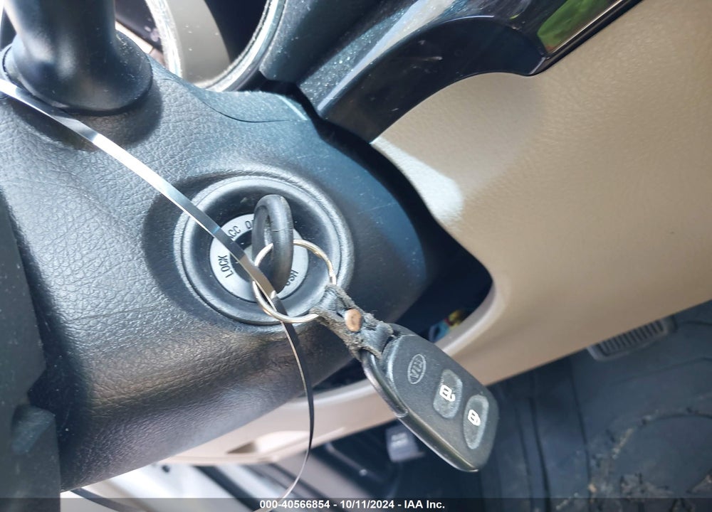 2011 KIA SORENTO LX V6 VIN: 5XYKTDA22BG092944