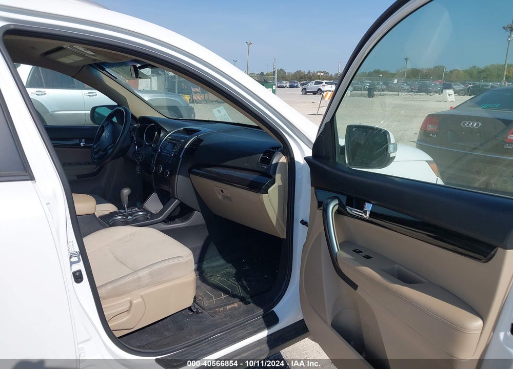 2011 KIA SORENTO LX V6 VIN: 5XYKTDA22BG092944