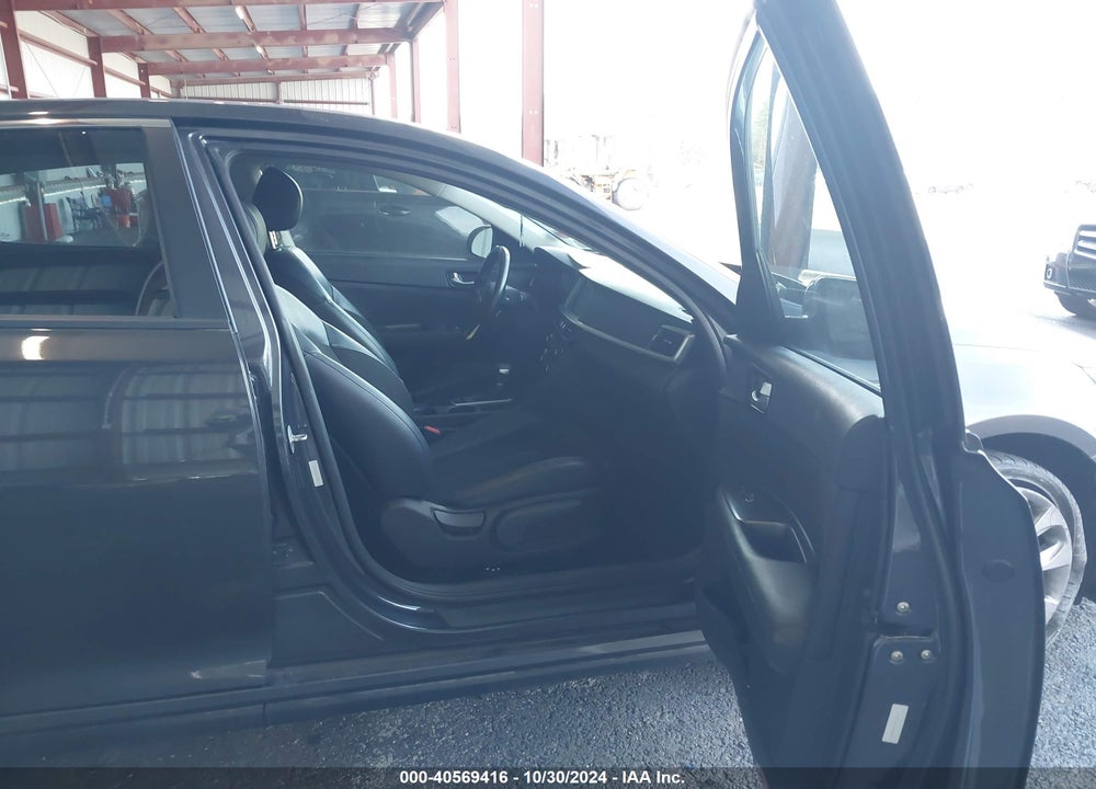2019 KIA OPTIMA S VIN: 5XXGT4L39KG280411