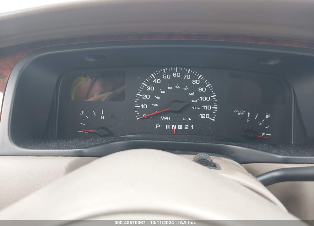 2002 LINCOLN TOWN CAR SIGNATURE VIN: 1LNHM82W02Y608933