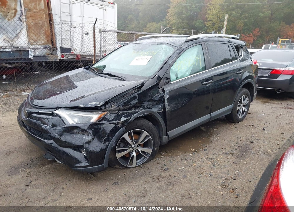 2018 TOYOTA RAV4 ADVENTURE/XLE VIN: 2T3RFREV8JW752315