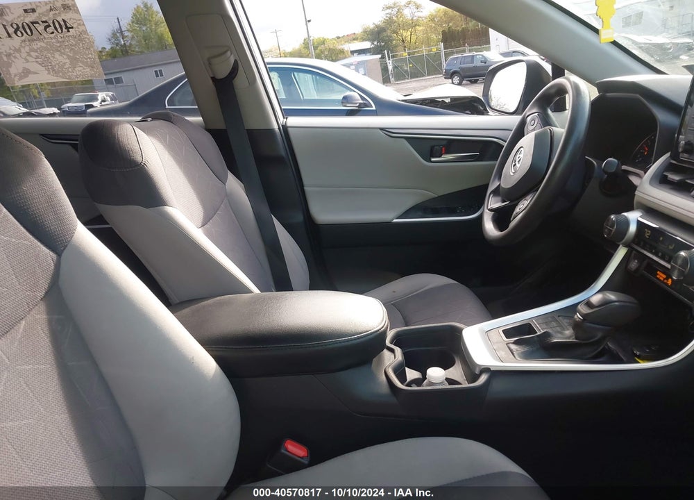 2019 TOYOTA RAV4 XLE VIN: JTMP1RFV1KD500795