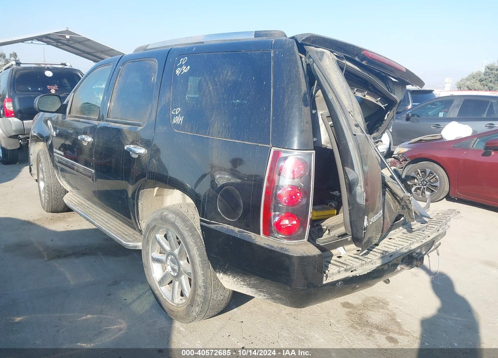 2007 GMC YUKON DENALI VIN: 1GKFK63827J209452