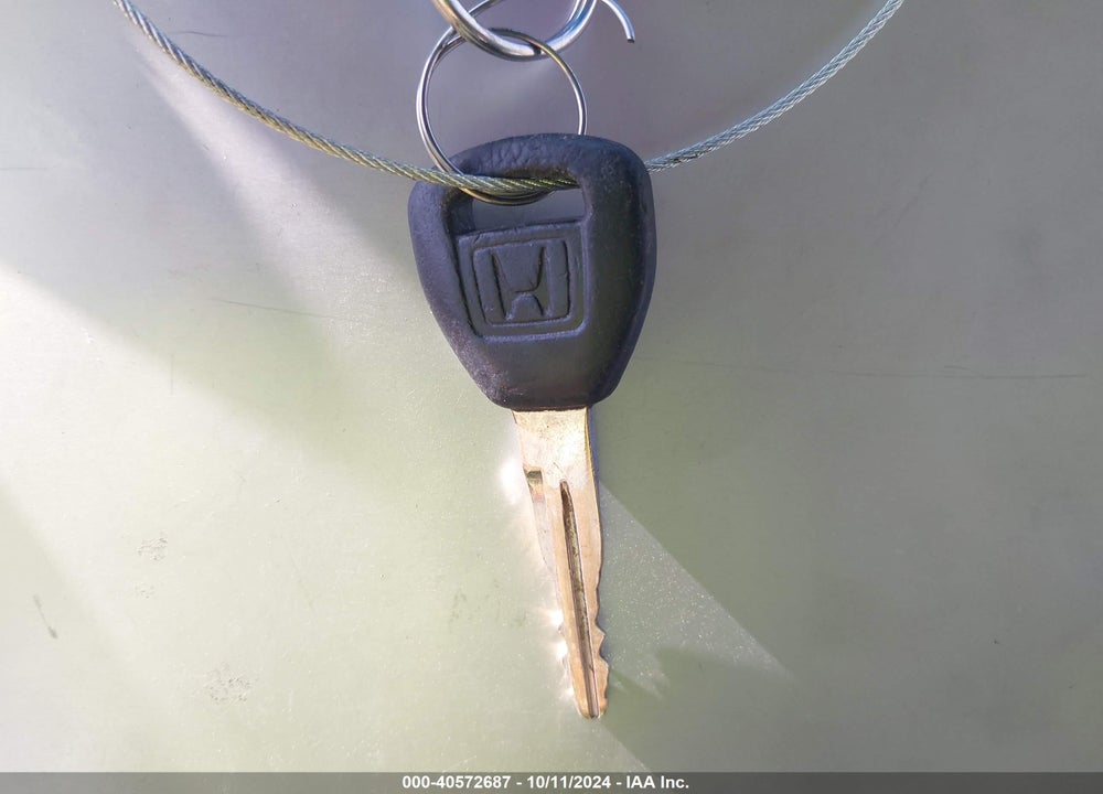 2000 HONDA ACCORD 2.3 LX VIN: JHMCG5646YC016910