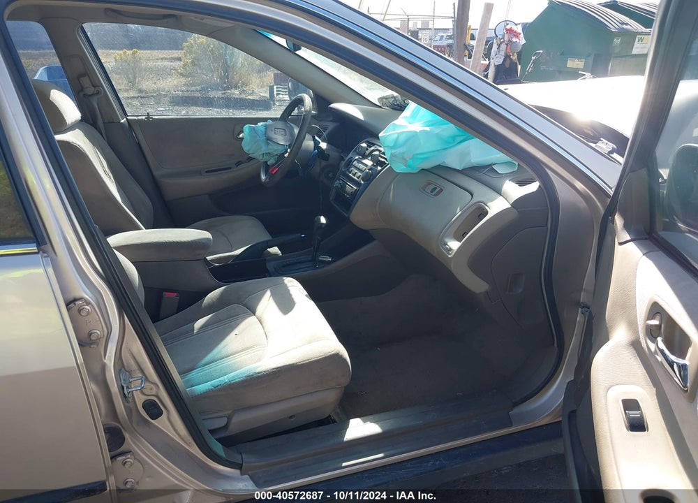 2000 HONDA ACCORD 2.3 LX VIN: JHMCG5646YC016910