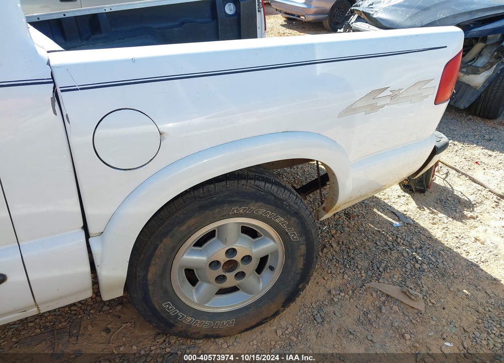 2003 CHEVROLET S-10 LS VIN: 1GCDT13X33K141161