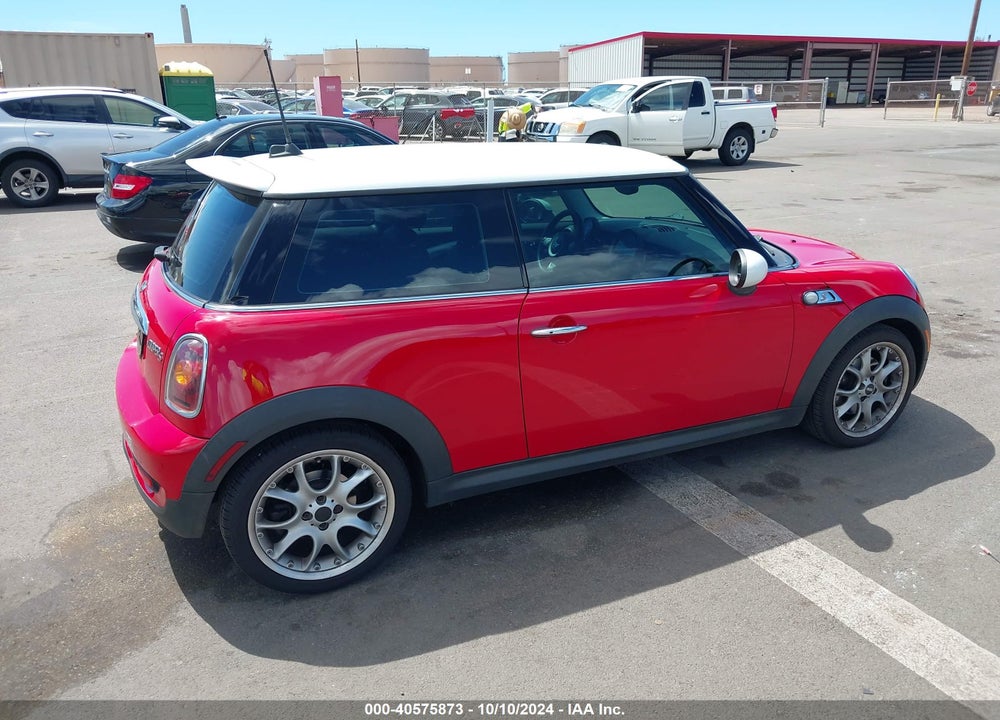 2009 MINI COOPER S VIN: WMWMF73559TT94667