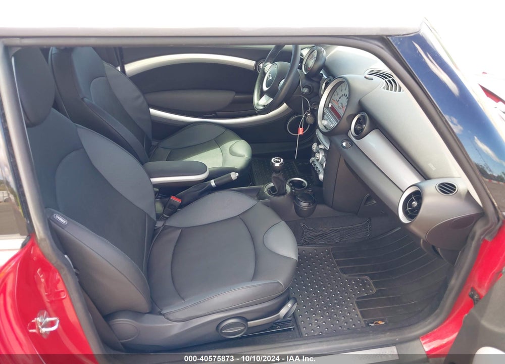 2009 MINI COOPER S VIN: WMWMF73559TT94667