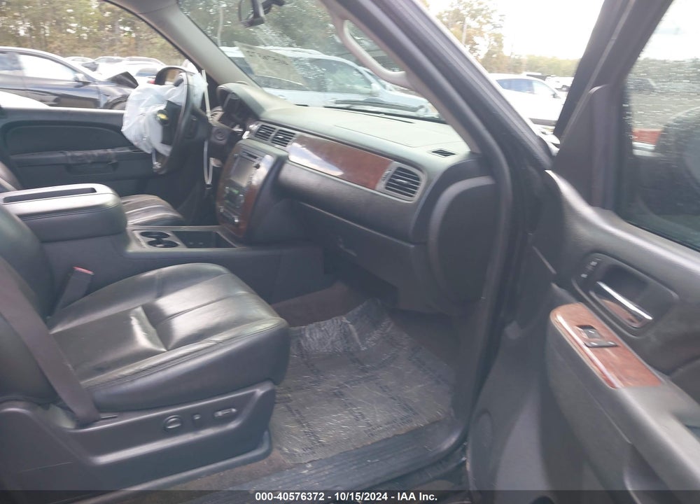 2014 CHEVROLET SUBURBAN 1500 LT VIN: 1GNSKJE71ER104859