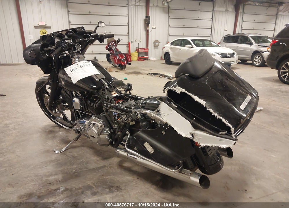 2011 HARLEY-DAVIDSON FLHX VIN: 1HD1KBM18BB670589