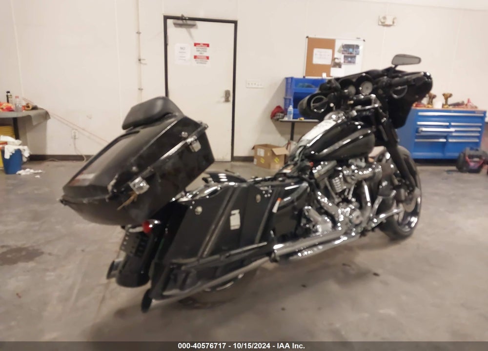 2011 HARLEY-DAVIDSON FLHX VIN: 1HD1KBM18BB670589
