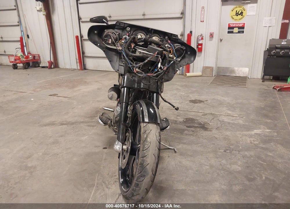 2011 HARLEY-DAVIDSON FLHX VIN: 1HD1KBM18BB670589