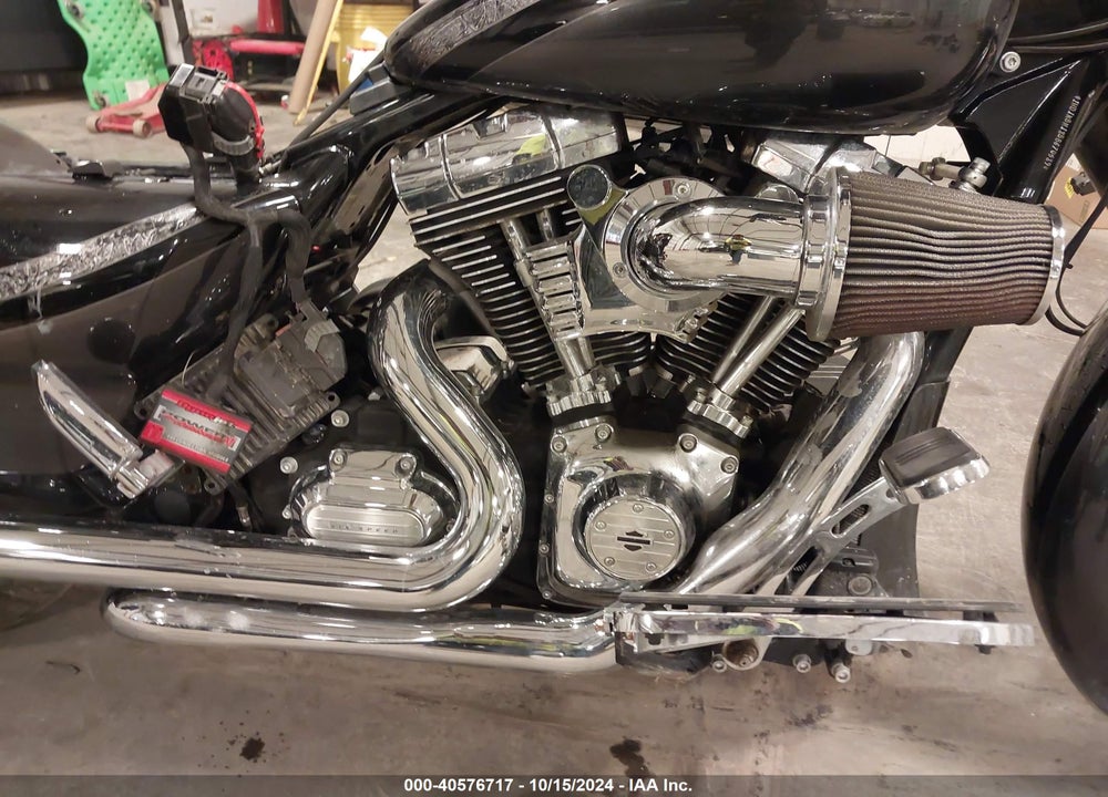 2011 HARLEY-DAVIDSON FLHX VIN: 1HD1KBM18BB670589