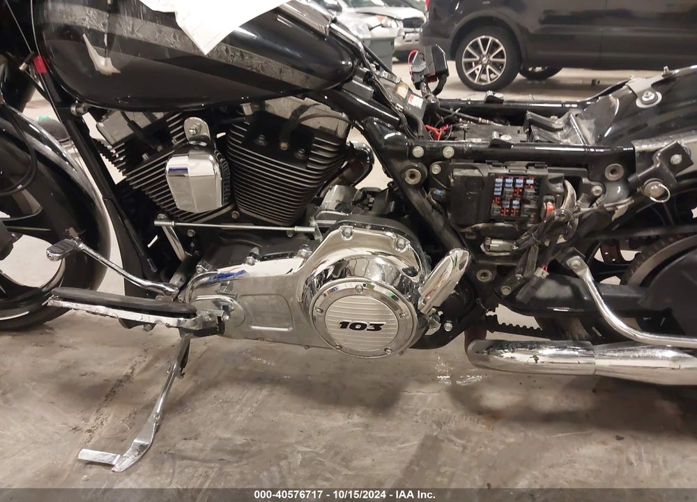 2011 HARLEY-DAVIDSON FLHX VIN: 1HD1KBM18BB670589