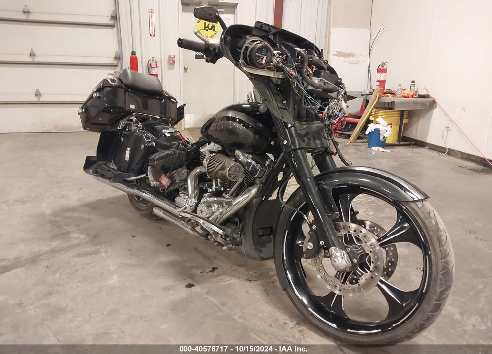 2011 HARLEY-DAVIDSON FLHX VIN: 1HD1KBM18BB670589