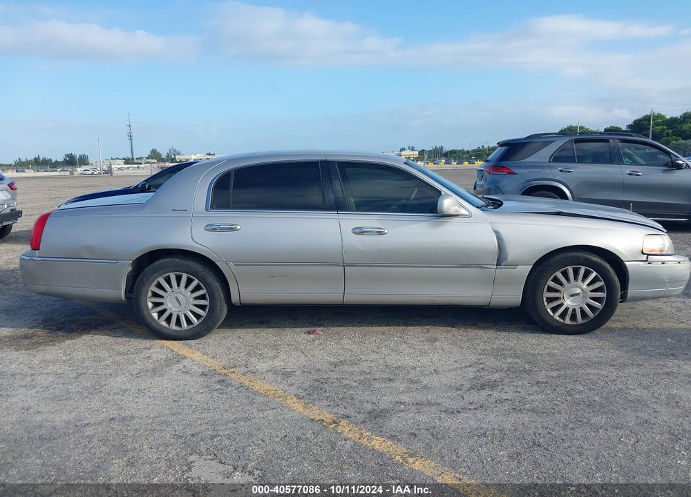 2003 LINCOLN TOWN CAR SIGNATURE VIN: 1LNHM82W73Y703782