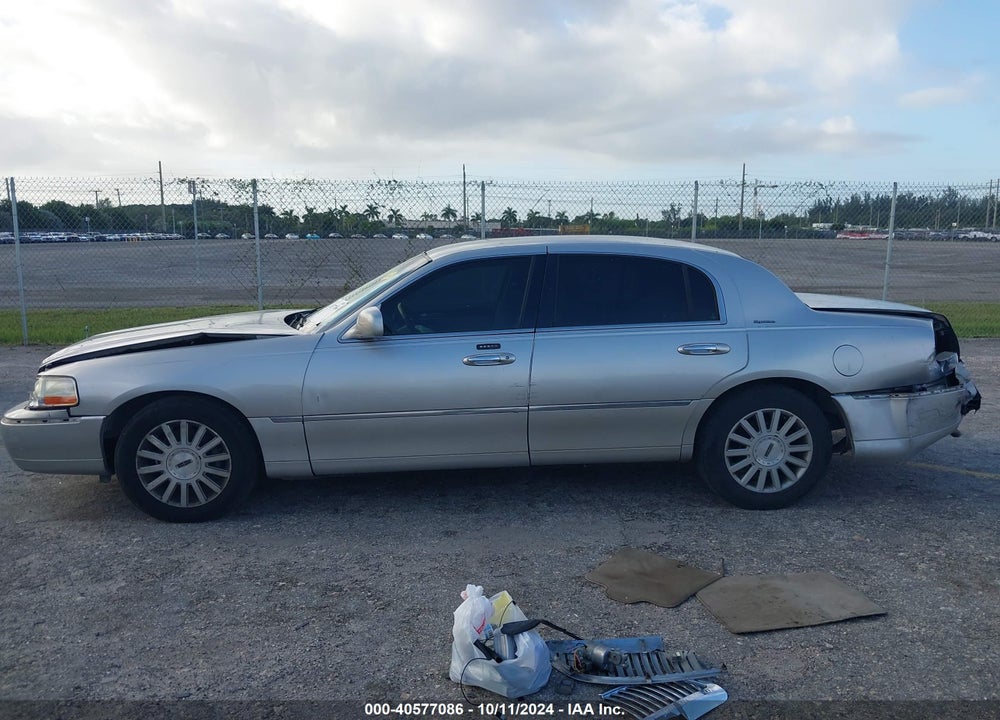 2003 LINCOLN TOWN CAR SIGNATURE VIN: 1LNHM82W73Y703782