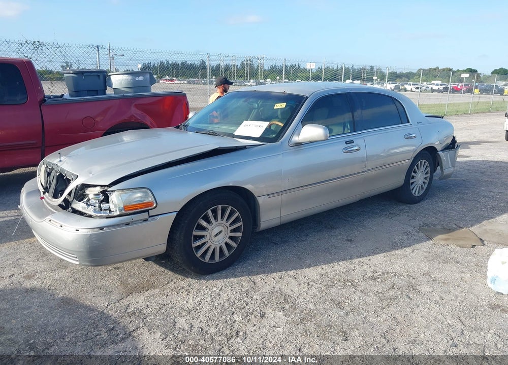 2003 LINCOLN TOWN CAR SIGNATURE VIN: 1LNHM82W73Y703782