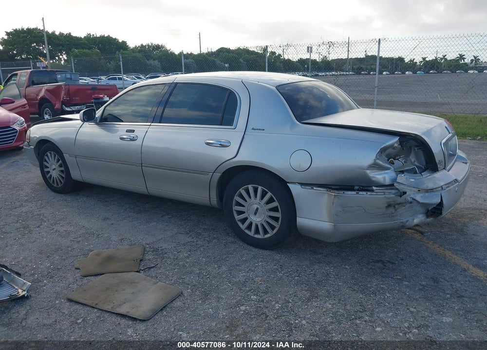 2003 LINCOLN TOWN CAR SIGNATURE VIN: 1LNHM82W73Y703782