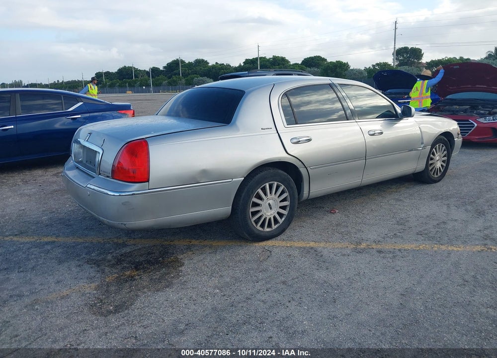 2003 LINCOLN TOWN CAR SIGNATURE VIN: 1LNHM82W73Y703782