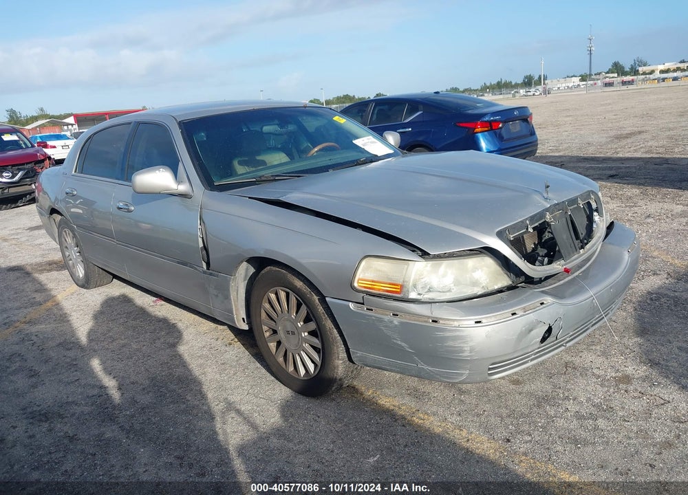 2003 LINCOLN TOWN CAR SIGNATURE VIN: 1LNHM82W73Y703782