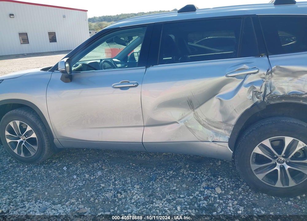 2022 TOYOTA HIGHLANDER XLE VIN: 5TDGZRBHXNS175047