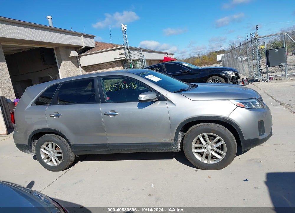 2015 KIA SORENTO LX VIN: 5XYKTCA66FG582449