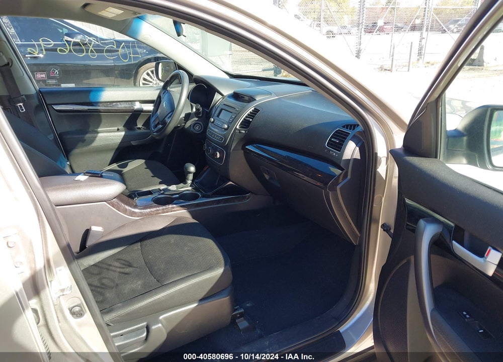 2015 KIA SORENTO LX VIN: 5XYKTCA66FG582449