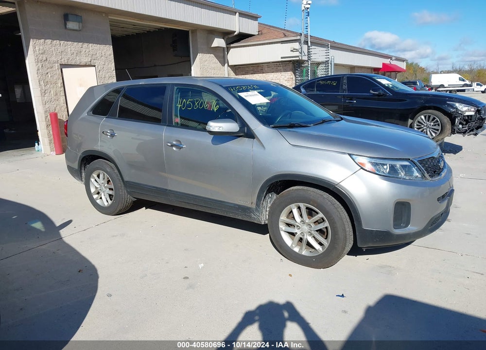 2015 KIA SORENTO LX VIN: 5XYKTCA66FG582449