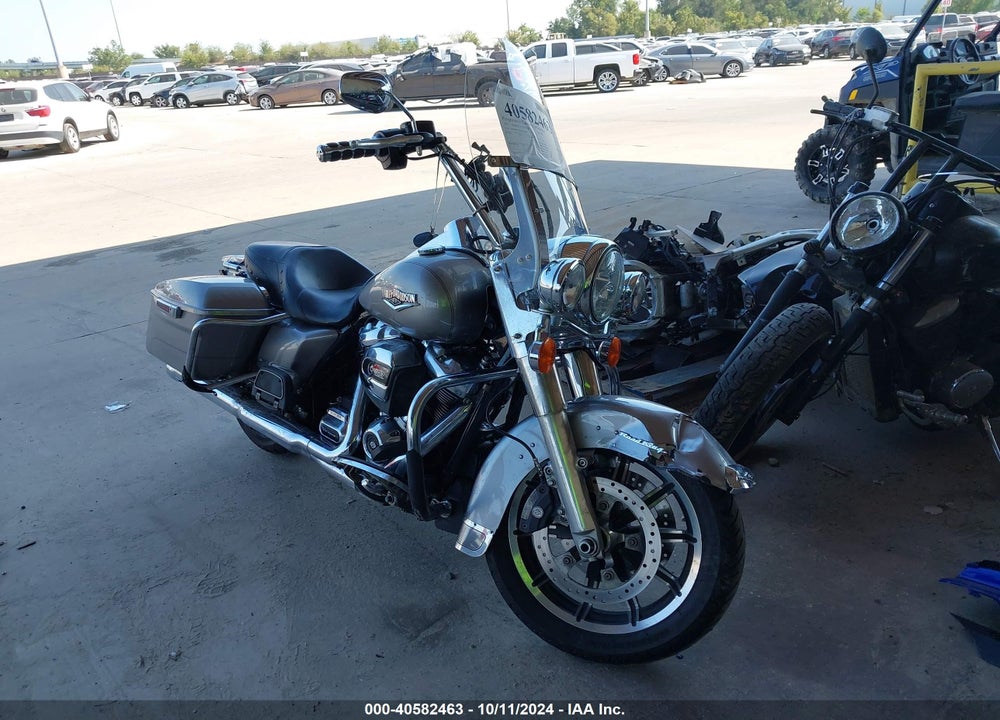 2017 HARLEY-DAVIDSON FLHR ROAD KING VIN: 1HD1FBC10HB650660