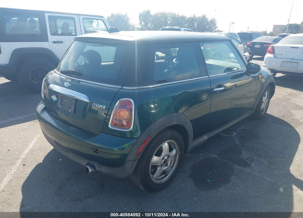 2008 MINI COOPER VIN: WMWMF33558TU68855