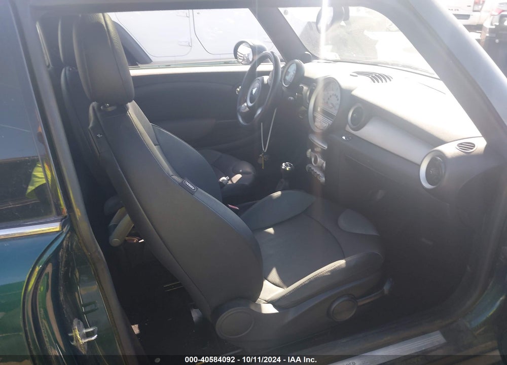 2008 MINI COOPER VIN: WMWMF33558TU68855