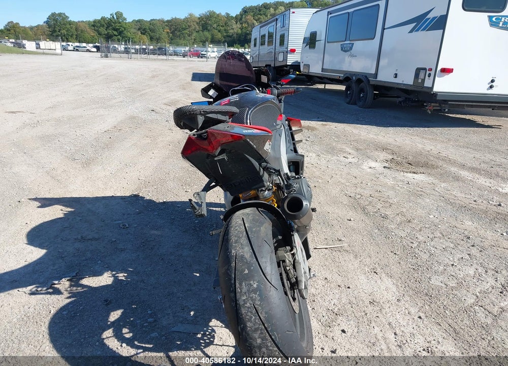 2021 APRILIA RSV4 FACTORY VIN: ZD4KYUB08MS000218
