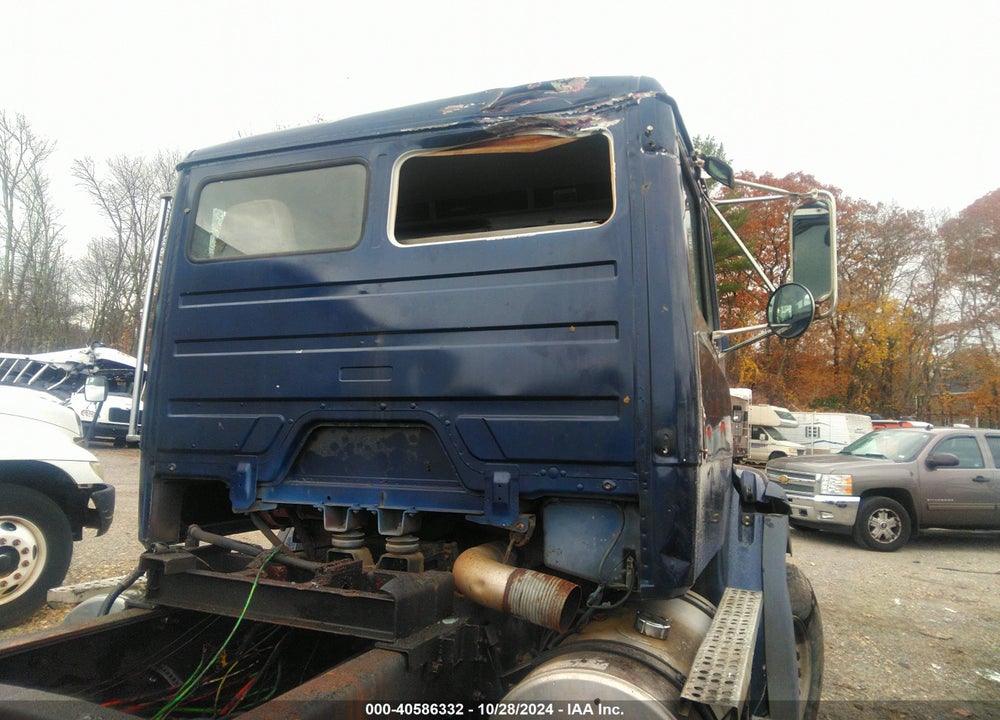 2000 FREIGHTLINER MEDIUM CONVENTIONAL FL112 VIN: 1FVXTWEBXYHB89084