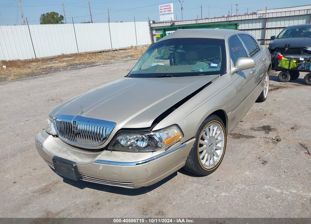 2004 LINCOLN TOWN CAR SIGNATURE VIN: 1LNHM81W24Y688854