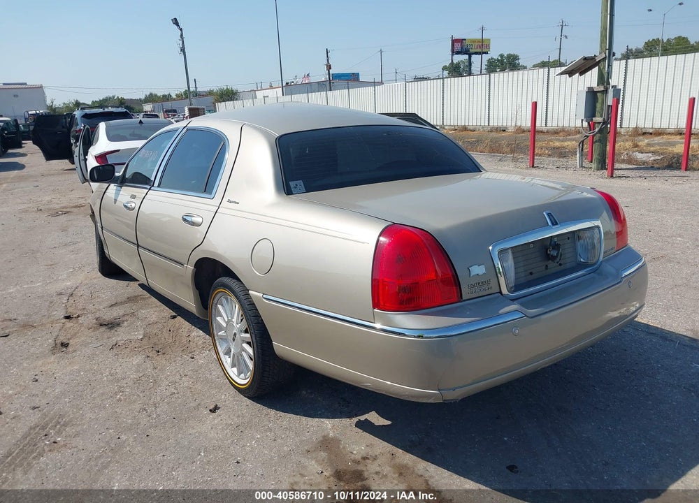 2004 LINCOLN TOWN CAR SIGNATURE VIN: 1LNHM81W24Y688854