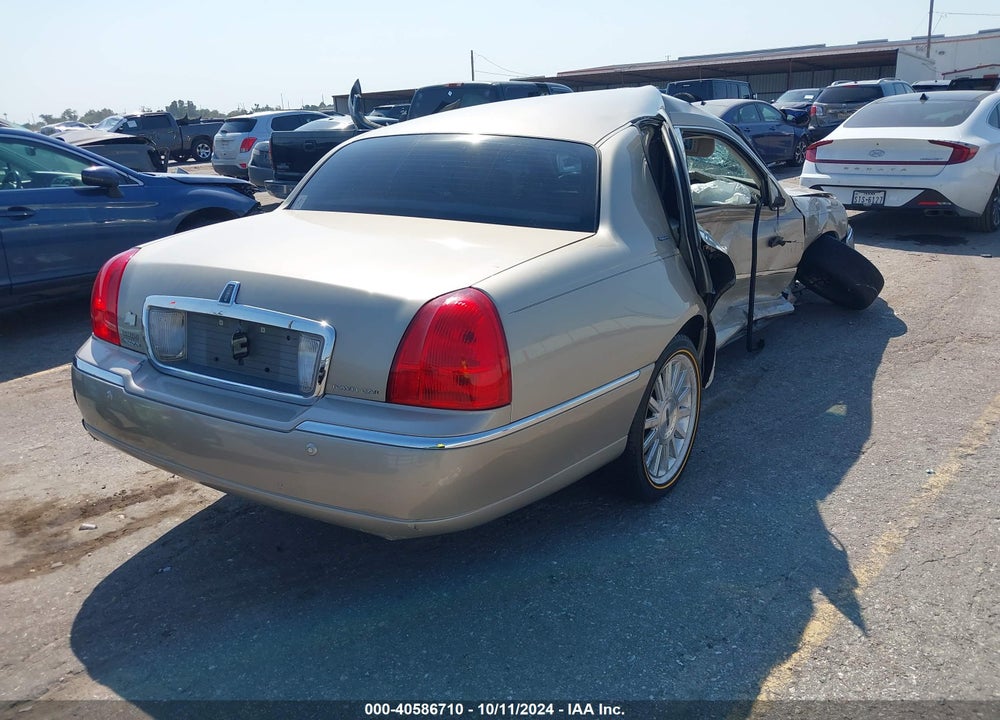 2004 LINCOLN TOWN CAR SIGNATURE VIN: 1LNHM81W24Y688854